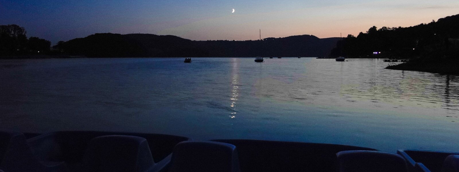 Wieczór nad jeziorem.